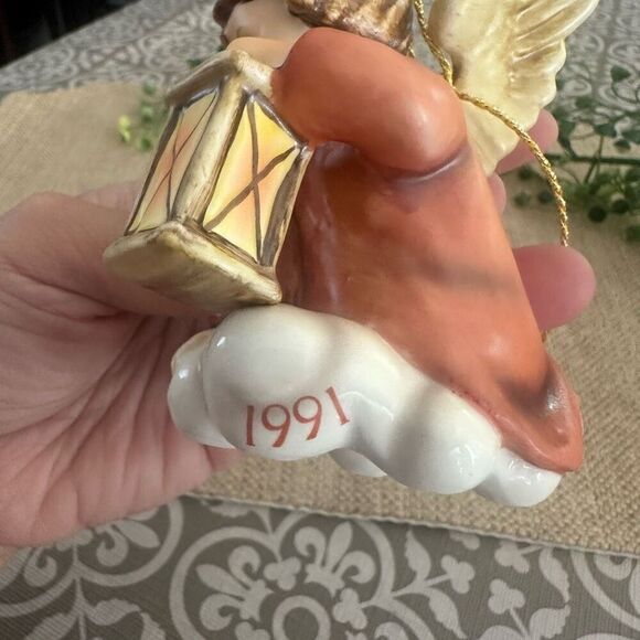Hummel Goebel Lantern Angel “Angelic Guide" Ornament Figurine 1991 TMK 7 - Picture 7 of 10